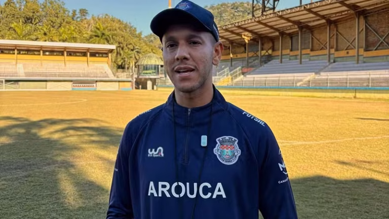 Souza com o uniforme do Arouca