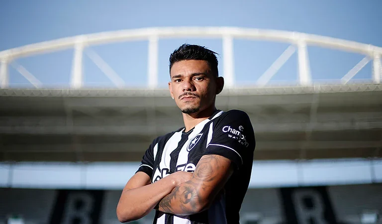 Botafogo negocia com Tiquinho Soares, atualmente sem clube