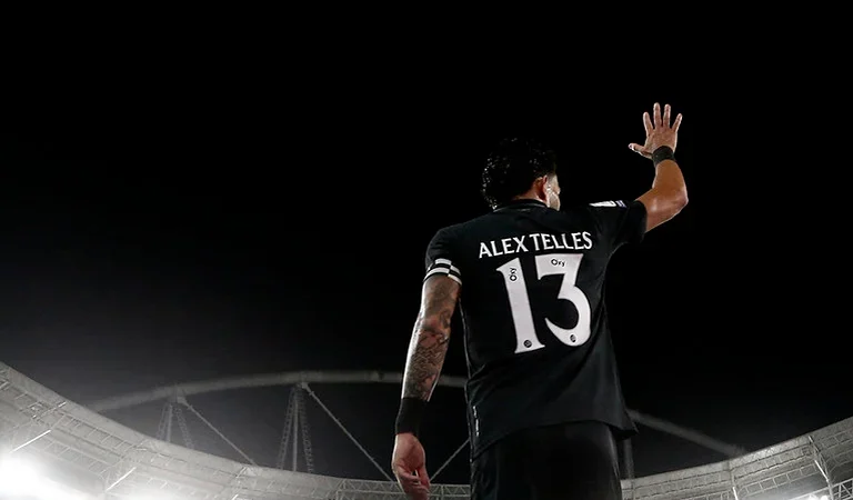 Botafogo renova contrato com Alex Telles por mais dois anos