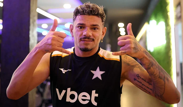 Botafogo anuncia a contratação de Tiquinho Soares