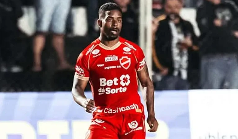 Hayner alcança 300 jogos na carreira e celebra marca especial