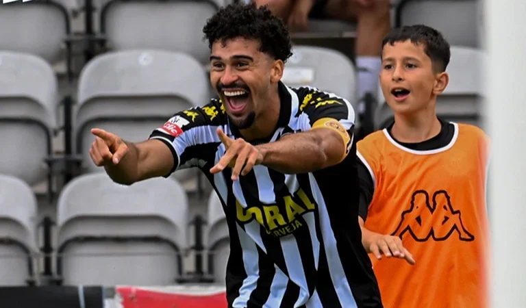 Ex-Corinthians, Léo Santos brilha com gol e assistência e completa 50 jogos pelo Nacional