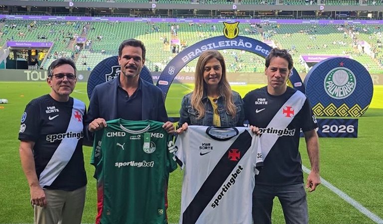 Lamacchia veste camisa do Vasco e aparece ao lado de Admar Lopes antes de jogo contra o Palmeiras