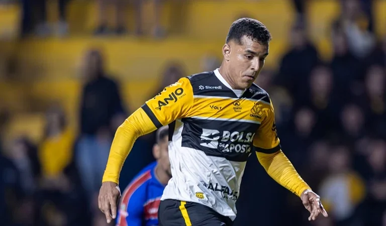 Yuri Tanque estreia pelo Criciúma, supera lesão e alcança marca de 200 jogos na carreira