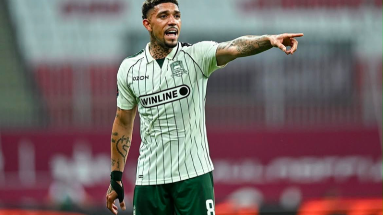 Douglas durante a partida de hoje (Foto: Divulgação/Krasnodar)