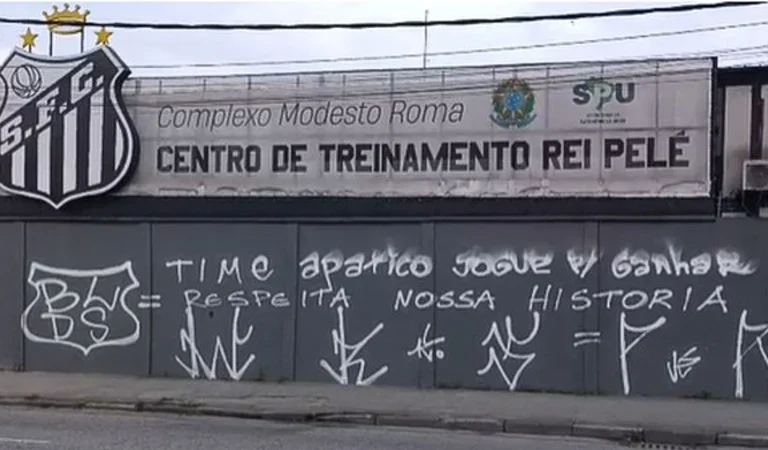 Muro do CT do Santos é pichado após atropelo do Palmeiras na Copa do Brasil