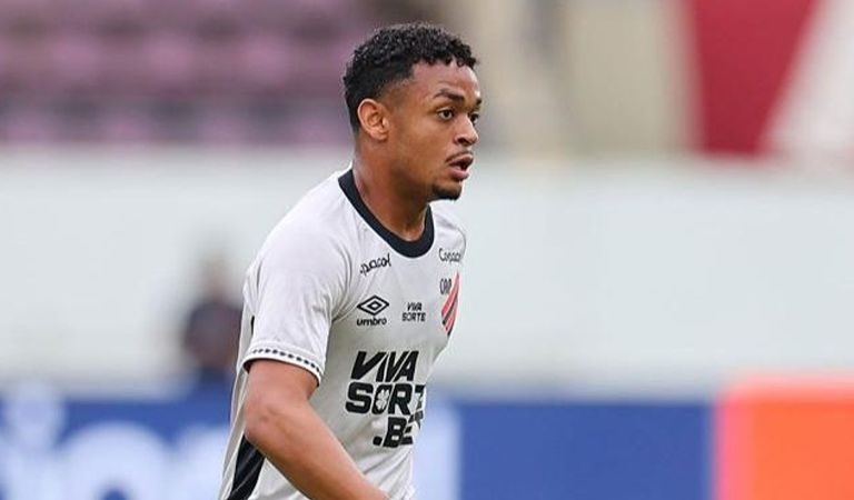Léo Derik, do Athletico, é condenado a 13 anos por estupros; defesa diz que irá recorrer