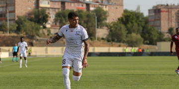 Carlos França em ação pelo Ararat