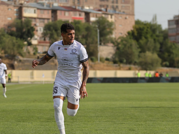 Carlos França em ação pelo Ararat