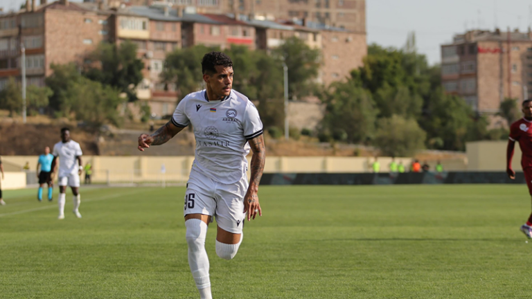 Carlos França em ação pelo Ararat