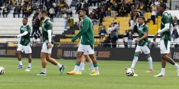 Atletas do Goiás indo para o aquecimento (Foto: Divulgação)