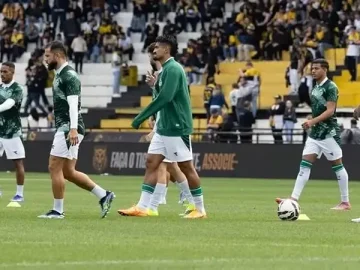 Atletas do Goiás indo para o aquecimento (Foto: Divulgação)