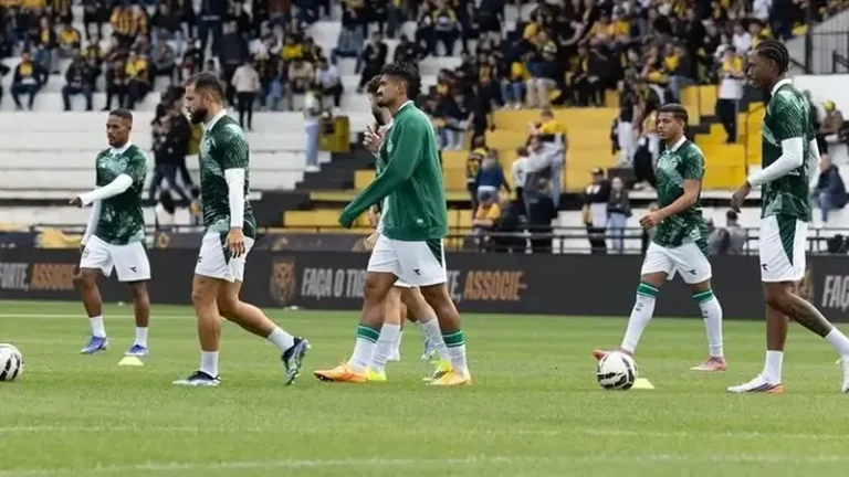 Atletas do Goiás indo para o aquecimento (Foto: Divulgação)