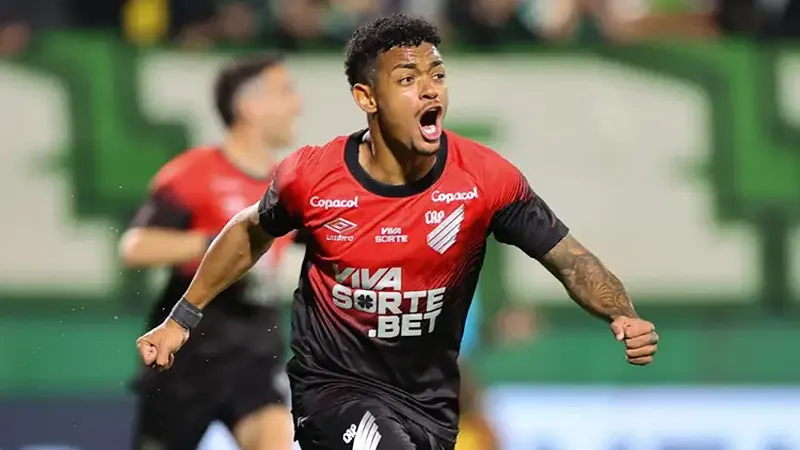 Léo Derik em ação pelo Athletico 