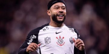 Memphis Depay em ação pelo Corinthians
