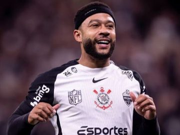 Memphis Depay em ação pelo Corinthians