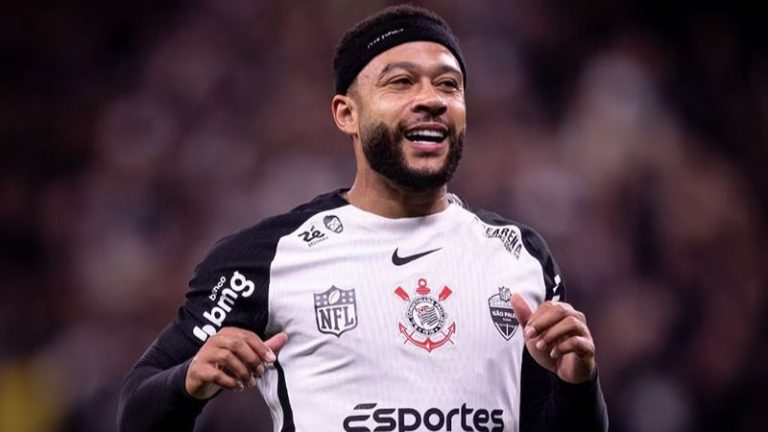 Memphis Depay em ação pelo Corinthians