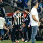Ruan Tressoldi, do Atlético, deixa o gramado após entrada de Kaio Jorge