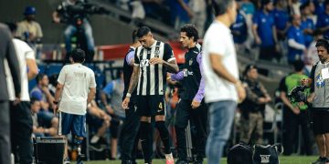 Ruan Tressoldi, do Atlético, deixa o gramado após entrada de Kaio Jorge
