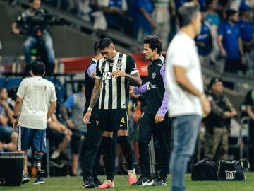 Ruan Tressoldi, do Atlético, deixa o gramado após entrada de Kaio Jorge