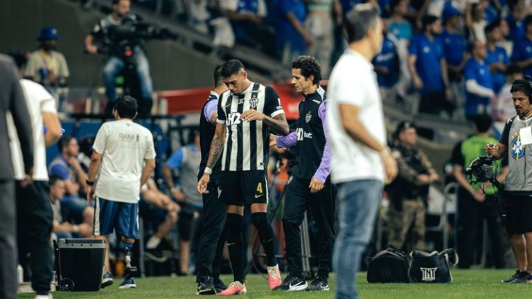 Ruan Tressoldi, do Atlético, deixa o gramado após entrada de Kaio Jorge