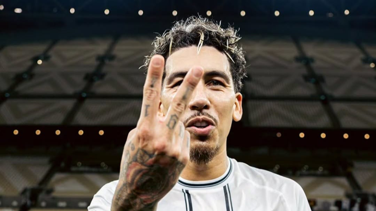Roberto Firmino comemora marca de dois gols no jogo (Foto: Divulgação/Al Sadd)