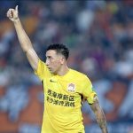 Davidson durante partida contra seu ex-clube