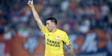 Davidson durante partida contra seu ex-clube