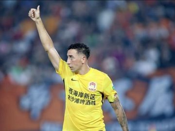 Davidson durante partida contra seu ex-clube