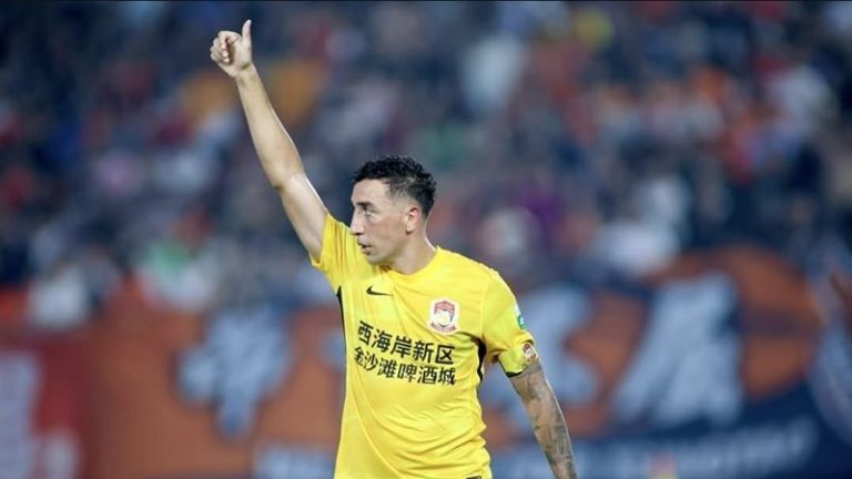 Davidson durante partida contra seu ex-clube