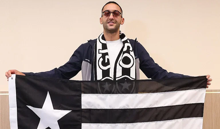 Ziyech desembarca no Rio de Janeiro para finalizar transferência para o Botafogo