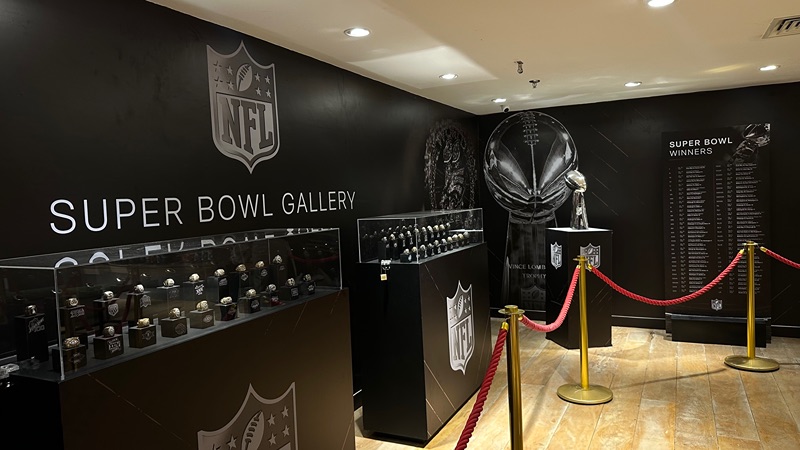 A NFL Shop recebe a exibição da NFL Super Bowl Gallery (Foto: Divulgação/One)