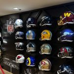 Capacetes em exibição na NFL Super Bowl Gallery (Foto: Divulgação/One)