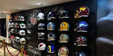 Capacetes em exibição na NFL Super Bowl Gallery (Foto: Divulgação/One)