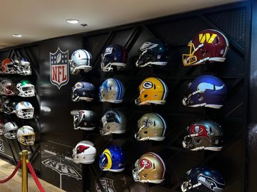 Capacetes em exibição na NFL Super Bowl Gallery (Foto: Divulgação/One)