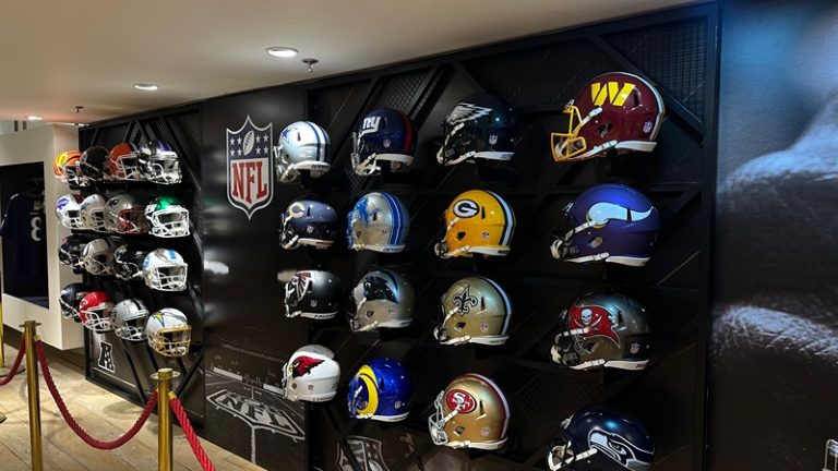 Capacetes em exibição na NFL Super Bowl Gallery (Foto: Divulgação/One)