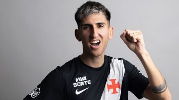 Alan Lescano com a camisa do Vasco (Foto: Matheus Lima/Vasco)