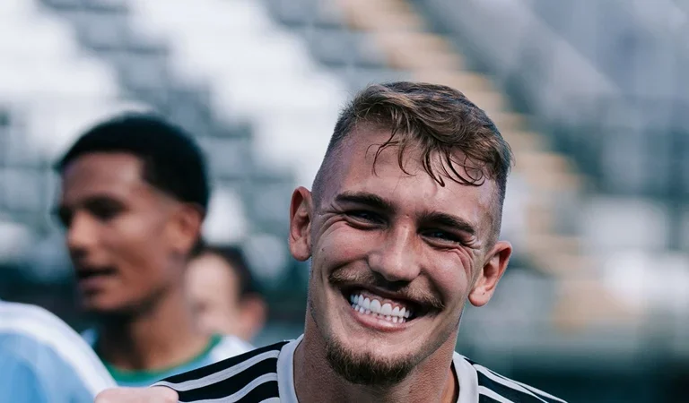 Léo Linck, ex-Botafogo, se destaca pelo Estrela Amadora, de Portugal