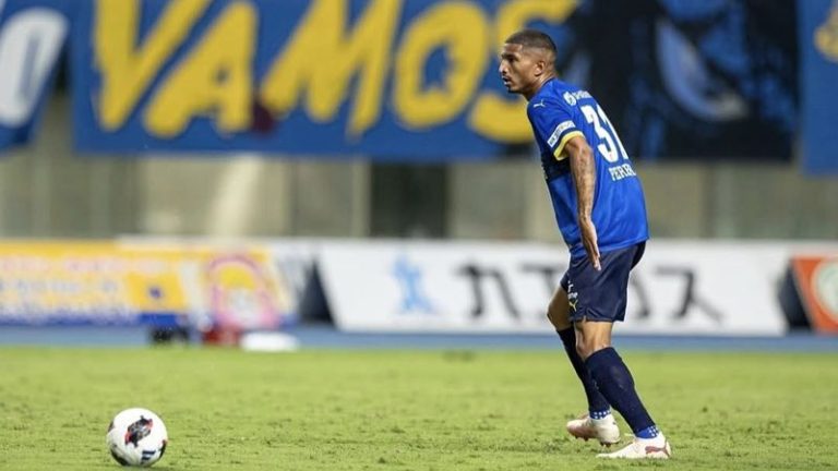 Pereira em ação pelo Oita Trinita (Foto: Divulgação/Oita Trinita)