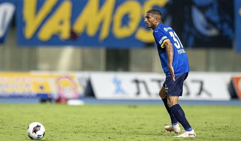 Pereira marca e segue fazendo história no Oita Trinita