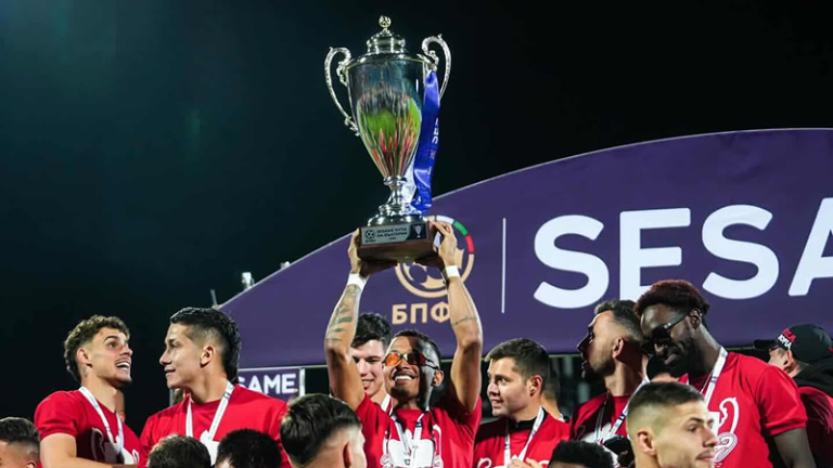 Léo Pereira comemora título pelo CSKA Sofia (Foto: Arquivo Pessoal)