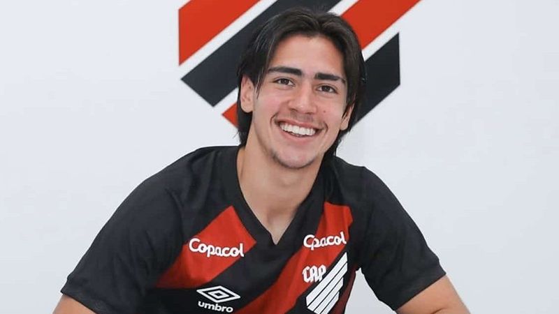 Azambuja assinou com o Furacão após passar pelo Danúbio