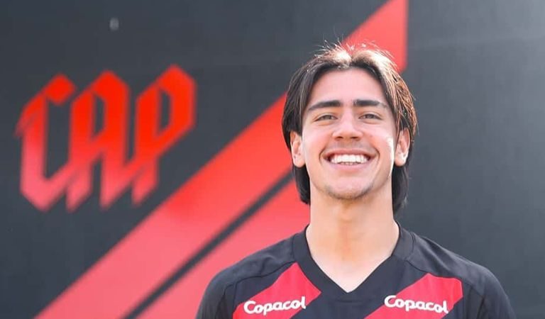 Azambuja, jovem uruguaio do Athletico, marca um dos gols do Furacão em vitória na Copa Paraná