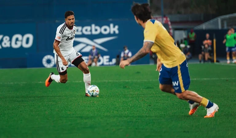 Ex-Botafogo, David Sousa completa 100 jogos na Europa pelo Casa Pia