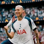 Richarlison, alvo do Vasco, comemora gol diante do Burnley