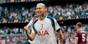 Richarlison, alvo do Vasco, comemora gol diante do Burnley