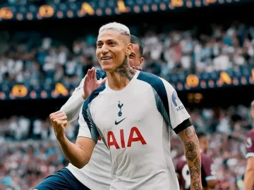 Richarlison, alvo do Vasco, comemora gol diante do Burnley