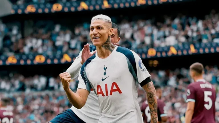Richarlison, alvo do Vasco, comemora gol diante do Burnley