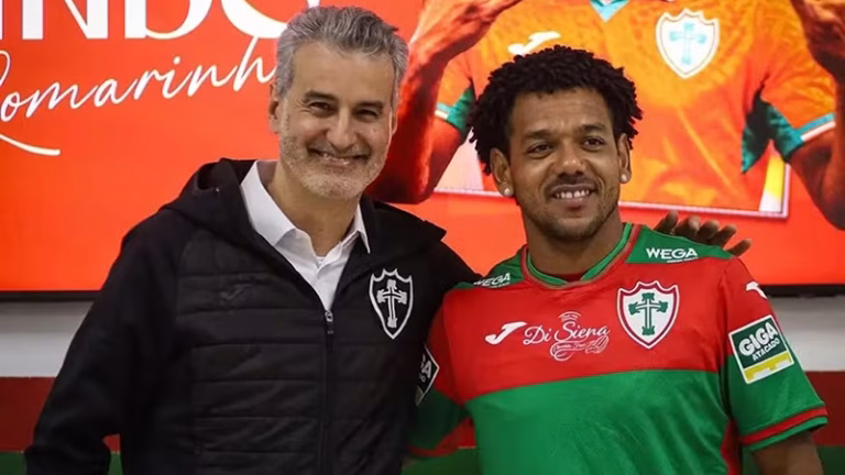 Romarinho em sua apresentação no novo clube (Foto: Divulgação/Portuguesa)