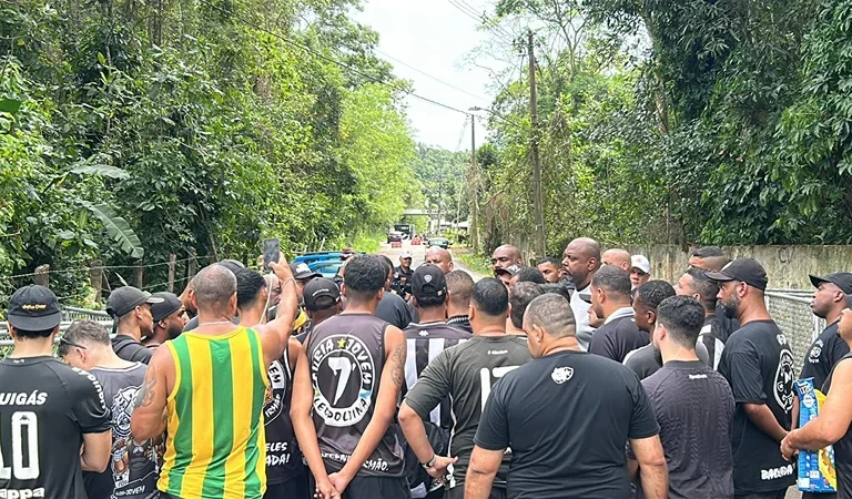 Torcedores cobram jogadores e presidente do Botafogo no CT do clube